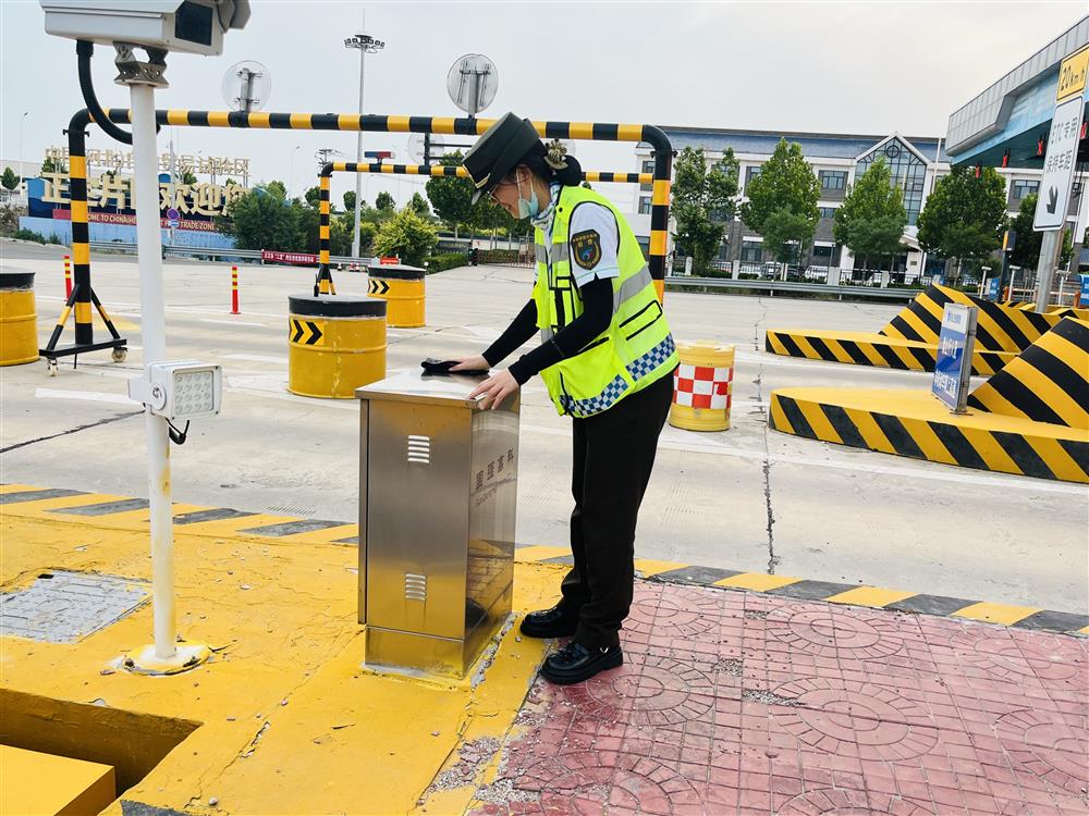 日常打掃車道衛(wèi)生，保持整潔車道環(huán)境